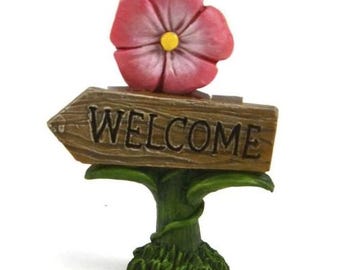 Letrero de bienvenida para jardín de hadas en miniatura con flor rosa