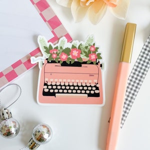 Roze Retro Typewriter met Bloemen, Vinyl Matte, Laptop Decal, Best Friend Gift
