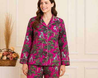 Rosa nattdräkt i bomull med djungelmönster