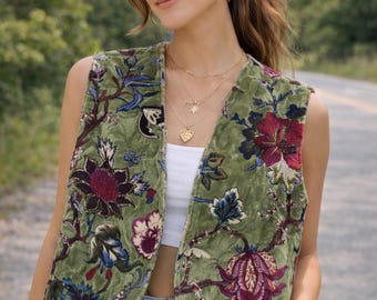 Green Velvet Floral Printed Sleeveless Vest – Elegant Pink Flower Design