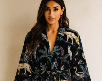 Fluwelen kimonogewaad met jungleprint: boho-chique bruidsjurk