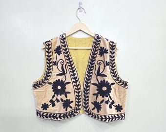 Chaleco sin mangas de terciopelo beige con bordado floral negro