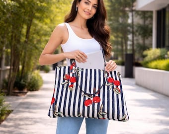 Bolso para portátil de algodón acolchado con estampado de cerezas y rayas azul marino – Bolso elegante para el día a día.