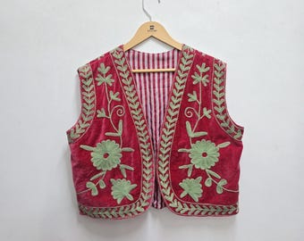 Haftowana aksamitna kamizelka Suzani: kamizelka w kwiatowy wzór boho