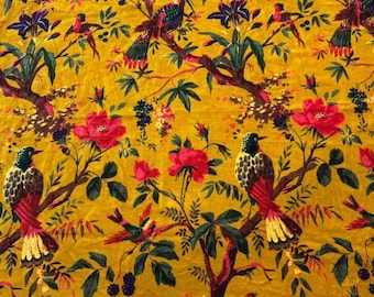 Puede incluir: Una tela de color amarillo mostaza con un patrón repetitivo de pájaros posados en ramas con grandes flores rosas, hojas verde oscuro y pequeñas bayas oscuras. Los pájaros tienen alas moteadas, pechos rojos y plumas de cola amarillas.