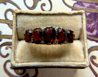 Anillo antiguo de diamantes y granate ornamentado de 9 quilates