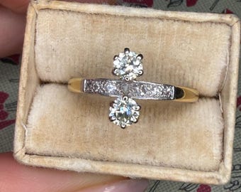 Antieke ring van 18 karaat goud en platina met dubbele diamant.
