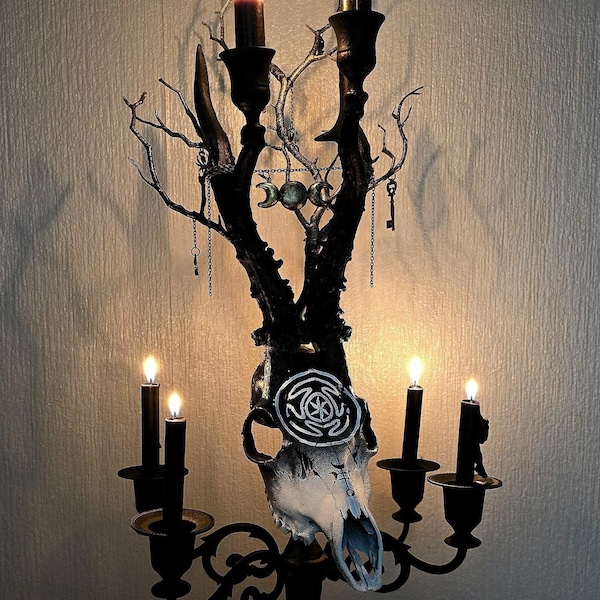 Chandelier tête de mort chevreuil Hécate : décoration d'autel déesse sorcière