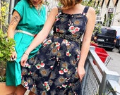 Apron dress 70s with straps and ruffle in cotton printed flowers and peas, size L (France 40)