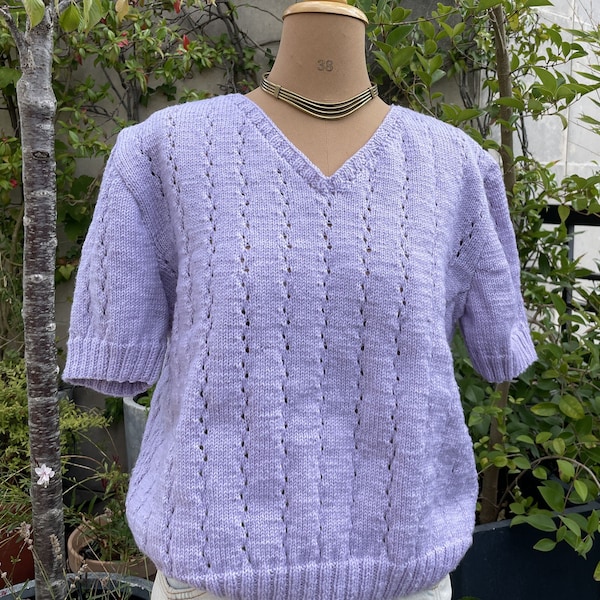 pull vintage en coton parme, tricoté main, col V, manches courtes, taille XL, vintage 60s lilas sweater size XL