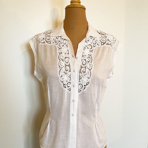 chemise brodée et ajourée en coton blanc, cousue et brodée à la main / top en coton et dentelle vintage années 50s.