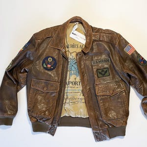 Flight Leather Jacket , Aviator / Pilot brown leather jacket. Bombers vintage. Blouson d'aviation en cuir vieilli marron et écussons brodés