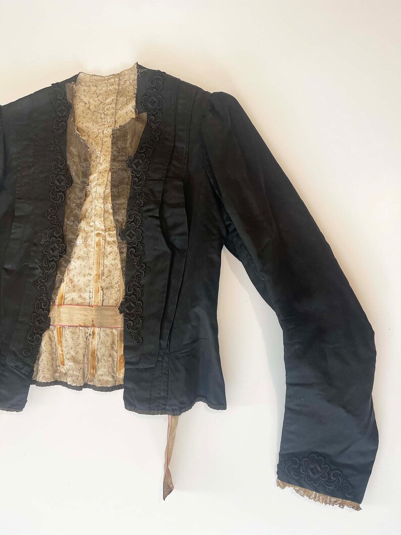 Veste Antique 1890/1900 noire en satin, guipure et dentelle. Pièce rare Pièce de collection XIXe antique française. image 5