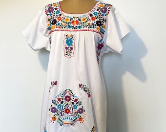 Mexican embroidered dress, folk dress, peasant dress with floral embroidery, multicolored Mexican embroidery, vintage 70s ethnic dress