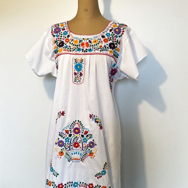 Robe brodée mexicaine, robe folk, robe paysanne à broderies florales, broderies mexicaines multicolores, robe ethnique vintage 70s