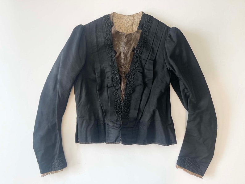 Veste Antique 1890/1900 noire en satin, guipure et dentelle. Pièce rare Pièce de collection XIXe antique française. image 8