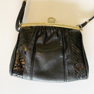 Bolsa clutch de couro preta dos anos 80, bolsa de ombro preta vintage dos anos 80.