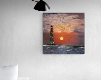 Può includere: Un dipinto che raffigura un faro che si erge alto nell'oceano al tramonto. Il cielo è un mix di viola, arancione e rosa con nuvole soffici. Il sole tramonta dietro il faro, proiettando un bagliore caldo sull'acqua.