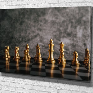 Può includere: Un set di pezzi degli scacchi dorati su una scacchiera bianca e nera. I pezzi sono disposti in fila, con il re al centro. Lo sfondo è una superficie testurizzata grigio scuro.