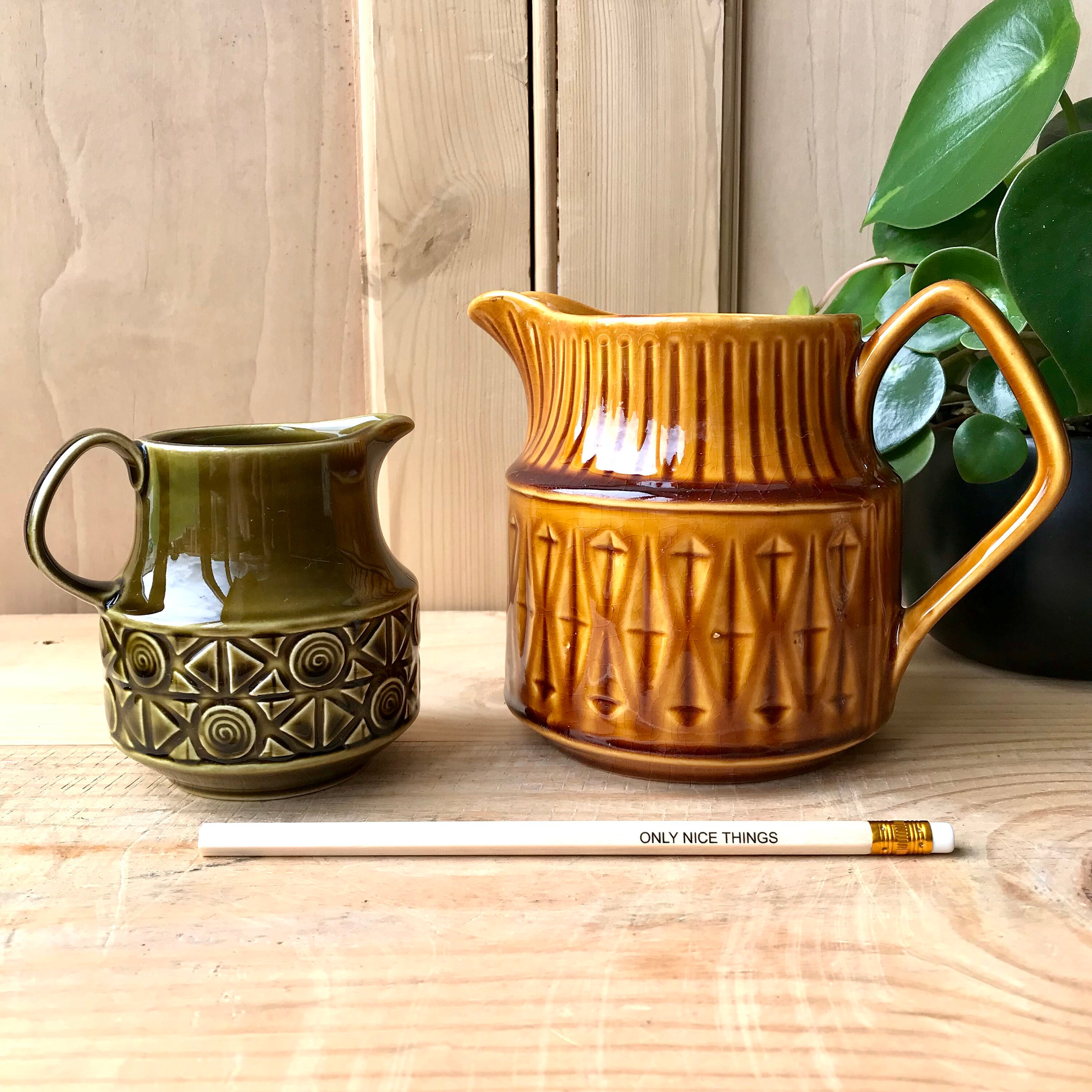 手描き陶器ピッチャー 蓋付き 美術品・アンティーク・コレクション 手描き陶器ピッチャー 蓋付き