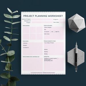Puede incluir: Una hoja de trabajo de planificación de proyectos imprimible rosa para proyectos de acolchado. La hoja de trabajo incluye secciones para los detalles del proyecto, muestras de tela, información del patrón, materiales necesarios y el plan de acolchado.