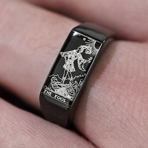 Anello con carta dei tarocchi del Matto in nero, anello in acciaio inossidabile in più colori
