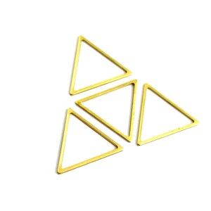 Pode incluir: Quatro argolas de metal em forma de triângulo de cor dourada.