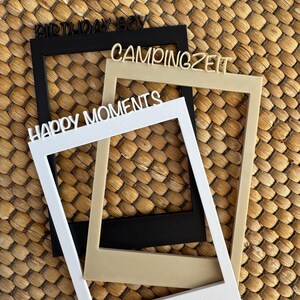 Könnte beinhalten: Drei Fotorahmen in Schwarz, Weiß und Beige mit den Aufschriften "BIRTHDAY BOY", "CAMPINGZEIT" und "HAPPY MOMENTS". Die Rahmen sind rechteckig mit einem quadratischen Ausschnitt in der Mitte. Der Hintergrund ist eine gewebte Textur.