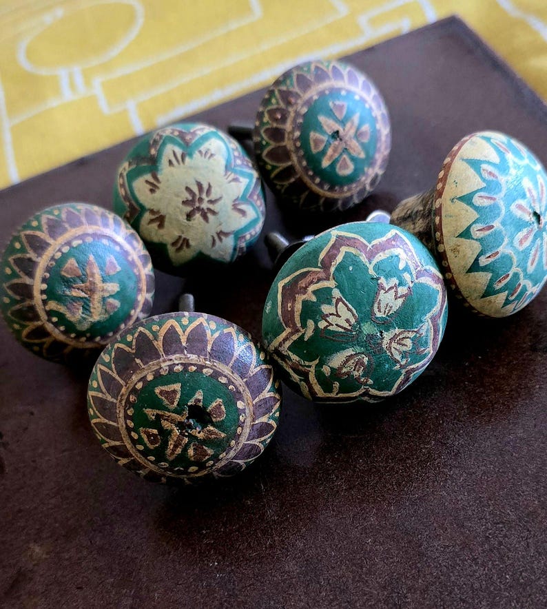 Puede incluir: Seis pomos de madera verde y marr&oacute;n con intrincados dise&ntilde;os florales. Los pomos tienen un acabado desgastado y son perfectos para agregar un toque de encanto vintage a cualquier proyecto de decoraci&oacute;n del hogar.