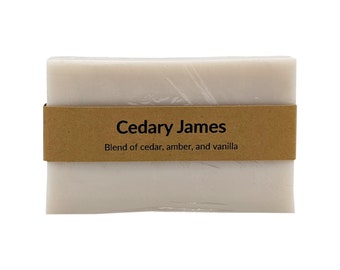 Jabón de glicerina con leche de cabra para hombres Cedary James, una mezcla de fragancias de cedro, ámbar y vainilla