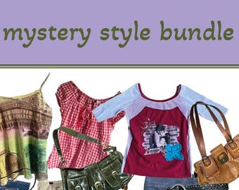Può includere: Un pacchetto di stile mistero personalizzato che include una varietà di abbigliamento e accessori. Il pacchetto include una blusa bianca, una giacca di pelle marrone, una canotta fantasia, una camicia a quadri rossi e bianchi, una maglietta rossa e bianca con stampa grafica, un paio di jeans blu, una gonna bianca, una gonna di jeans, una borsa di pelle marrone, una borsa verde e un paio di orecchini.