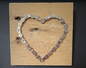 Corazón de madera recuperada y cadena de bicicleta