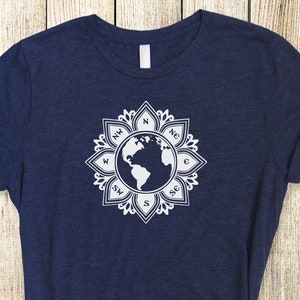 Bússola Cadastre-se em BRANCO em Camiseta de Manga Curta | Camiseta Viagem, Viagem em 10 Cores | Frete grátis