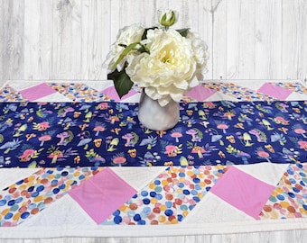 Boho paddenstoel, roze lint-gedraaide tafelloper | Handgemaakt, doorgestikt voor tafel of dressoir.