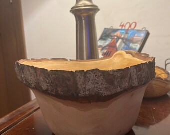 Tazón de madera de borde vivo girado a mano