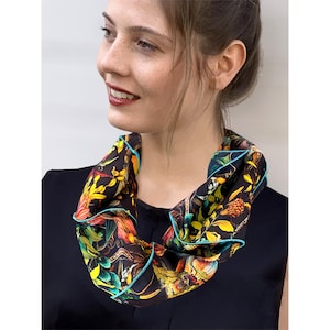 Round-shaped silk scarf with floral print image 1