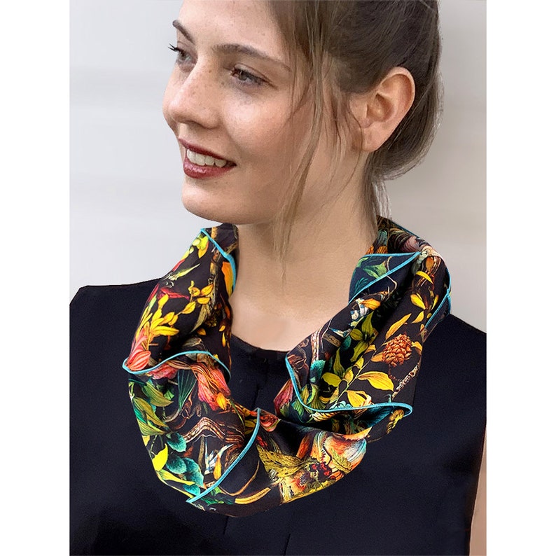 Round-shaped silk scarf with floral print image 1