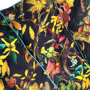 Round-shaped silk scarf with floral print image 3