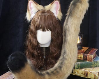 Puede incluir: Un conjunto de cosplay con orejas de gato y una cola. Las orejas son de color marrón claro con el interior rosa, y la cola pasa de marrón claro a negro. Este conjunto está diseñado como accesorio de disfraz.