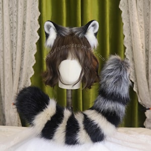 Peut inclure: Ensemble de costume de raton laveur comprenant un serre-tête avec des oreilles et une queue assortie. Les oreilles sont noires et grises avec de la fourrure blanche, et la queue est rayée noir et blanc. Pour le cosplay ou les déguisements.