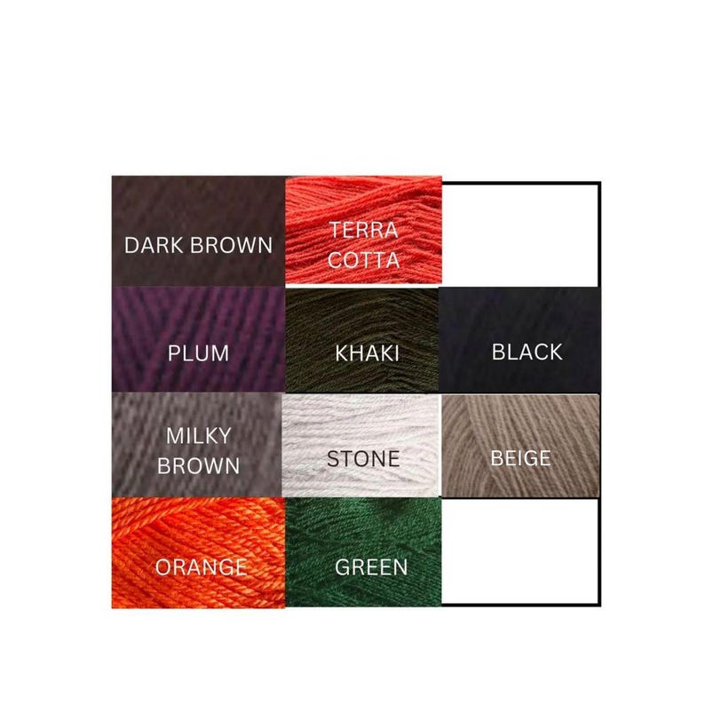 K&ouml;nnte beinhalten: Eine Farbpalette mit Garnmustern in verschiedenen Farbt&ouml;nen. Die Farben umfassen Dunkelbraun, Terrakotta, Pflaume, Khaki, Schwarz, Milchbraun, Stein, Beige, Orange und Gr&uuml;n. Jede Farbe ist mit ihrem Namen in wei&szlig;em Text beschriftet.