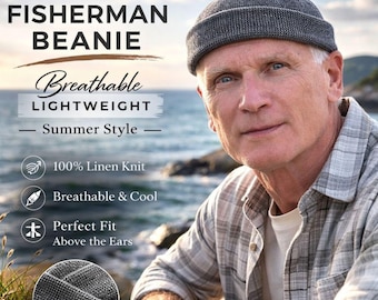 Könnte beinhalten: Eine anthrazitfarbene Fischer-Mütze aus strukturiertem Strickstoff. Die Mütze hat ein umgeschlagenes Bündchen, das über den Ohren sitzt. Der Text auf dem Bild lautet: LINEN FISHERMAN BEANIE, Breathable, LIGHTWEIGHT, Summer Style, 100% Linen Knit.