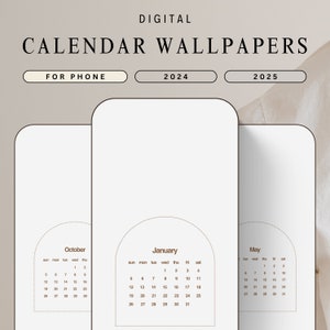 Op de afbeelding: Drie digitale kalenderachtergronden voor een telefoon. De kalenders zijn voor oktober 2024, januari 2024 en mei 2025. De kalenders zijn in een minimalistische stijl met een bruine rand en tekst.