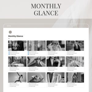 Puede incluir: Una interfaz de planificador digital con el t&iacute;tulo "Monthly Glance" en la parte superior. El planificador muestra una cuadr&iacute;cula de doce meses, cada uno con una imagen peque&ntilde;a y texto. Los meses est&aacute;n etiquetados de enero a diciembre.