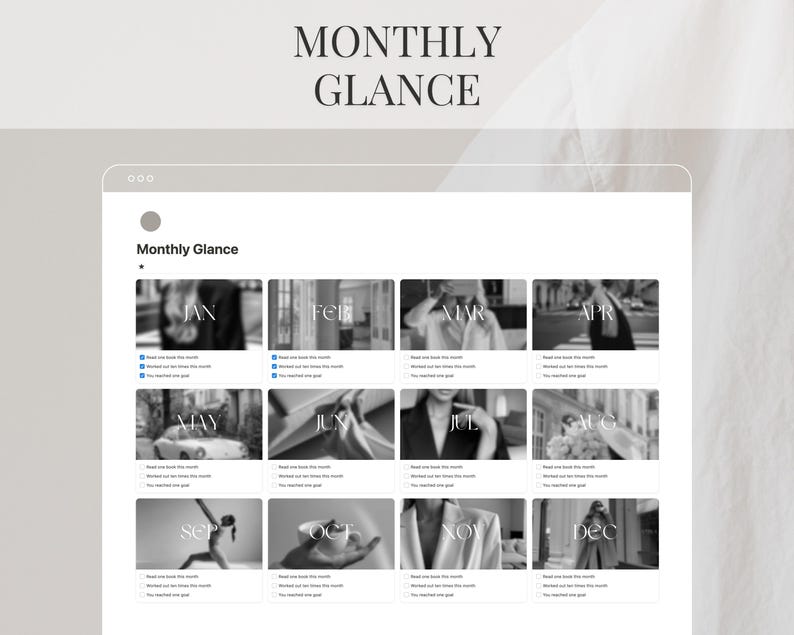 Puede incluir: Una interfaz de planificador digital con el t&iacute;tulo "Monthly Glance" en la parte superior. El planificador muestra una cuadr&iacute;cula de doce meses, cada uno con una imagen peque&ntilde;a y texto. Los meses est&aacute;n etiquetados de enero a diciembre.