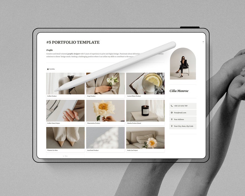 K&ouml;nnte beinhalten: Ein digitales Tablet mit einer Portfolio-Vorlage mit dem Titel "#5 PORTFOLIO TEMPLATE". Der Bildschirm zeigt ein Raster aus Bildern und Text, mit einem wei&szlig;en Stift auf dem Bildschirm. Das Portfolio enth&auml;lt einen Profilbereich und Kontaktinformationen.