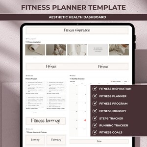 Pode incluir: Um modelo de planner de fitness digital com um fundo rosa claro. O modelo inclui seções para inspiração fitness, um programa de fitness, uma jornada de fitness e um calendário de visão geral mensal. O modelo também inclui caixas de seleção para inspiração fitness, planner de fitness, programa de fitness, jornada de fitness, rastreador de passos, rastreador de corrida e metas de fitness.