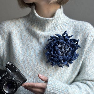 花のジュエリー、女性用ブローチ、デニム装飾、布製ピン、姉妹へのクリスマスプレゼント、彼女へのブローチギフト、手作りアクセサリー