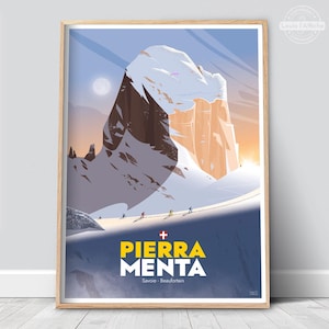 Peut inclure: Affiche encadrée représentant une scène de montagne avec des skieurs. L'affiche est dans un cadre en bois clair. L'œuvre d'art représente une montagne enneigée avec un soleil brillant et une pleine lune. Le texte "PIERRA MENTA" est affiché en jaune et blanc.
