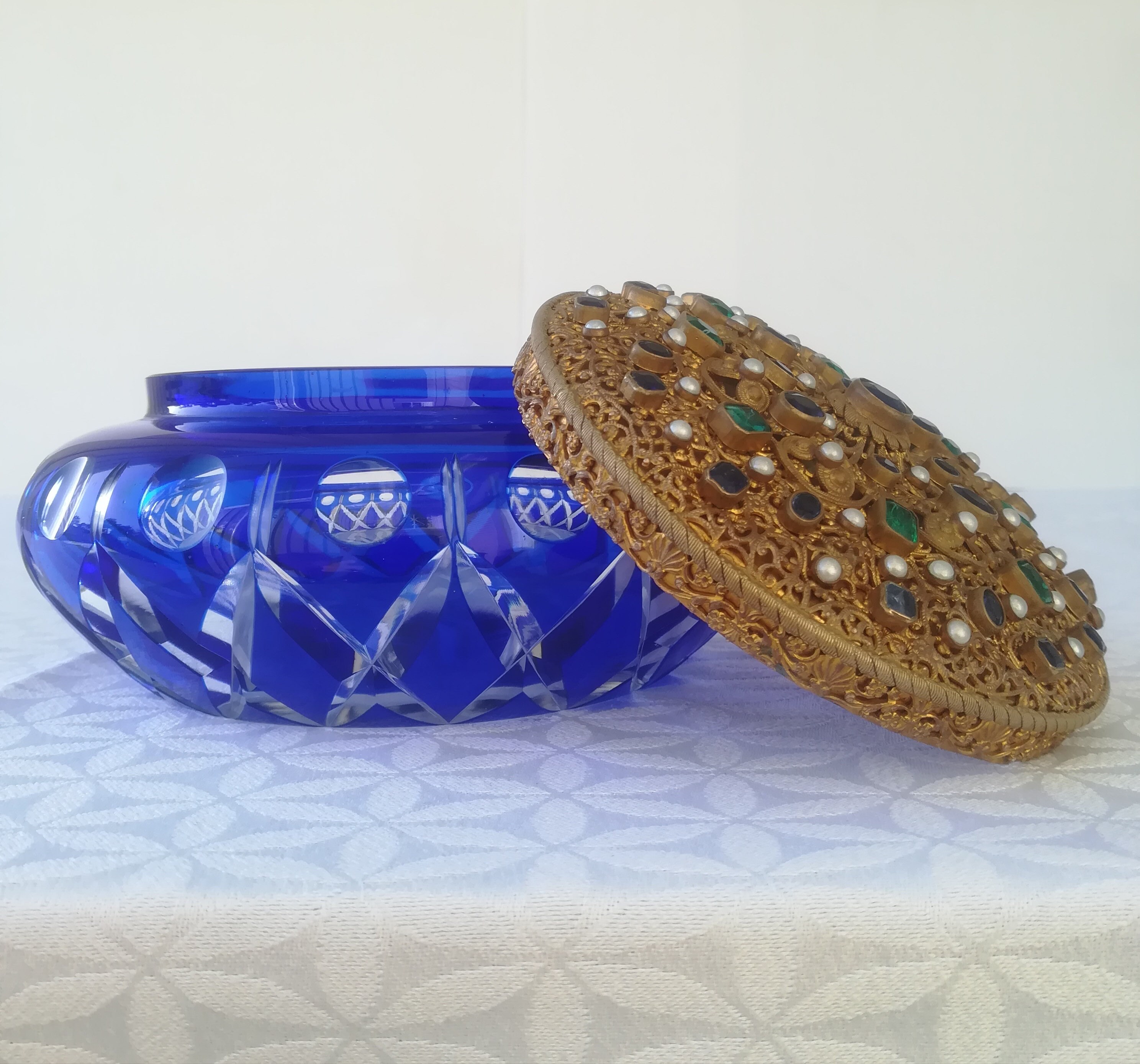 Français Vintage, Antique Pot en Baccarat Cristal Overlay Bleu Cobalt, Couvercle Orné de Laiton Cise